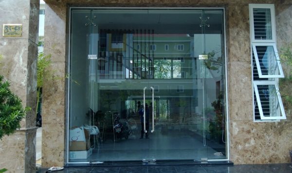 cửa kính bản lề sàn 04