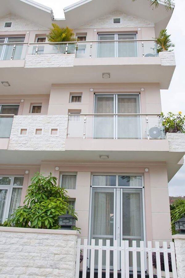 Lan can kính cường lực 10