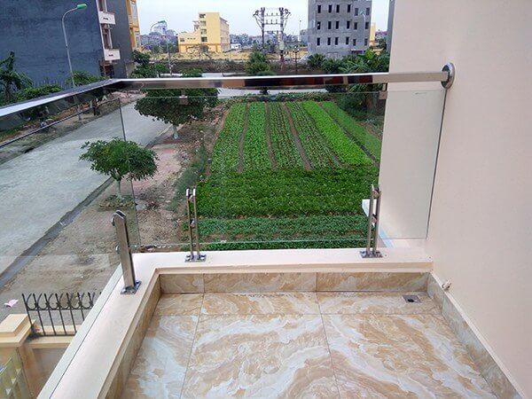 Lan can kính cường lực 12