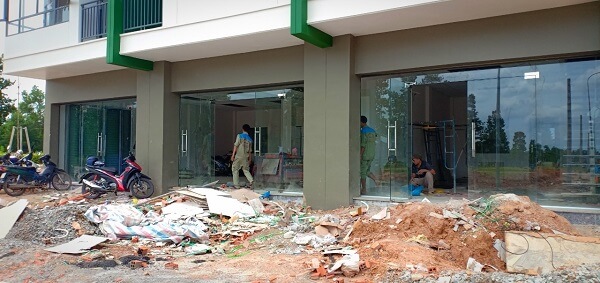 cửa kính bản lề sàn
